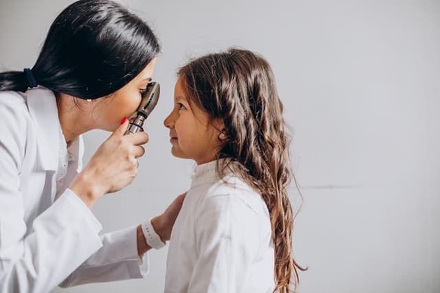 Día de la Madre: el 50% de las madres peruanas posterga su salud visual por priorizar los gastos de sus hijos