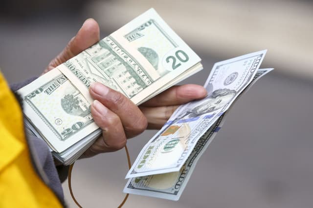 Precio del dólar cerró la semana con una ligera baja: así terminó la cotización del billete verde