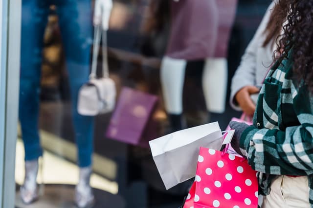 Tiendas por departamento no pueden impedir cambios o devoluciones de productos adquiridos en sus outlets